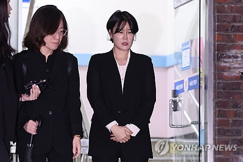 음주운전 사고를 일으킨 문재인 전 대통령의 딸 다혜 씨가 지난 18일 오후 서울 용산경찰서에서 조사를 마친 뒤 건물을 빠져나가고 있다. [연합뉴스]